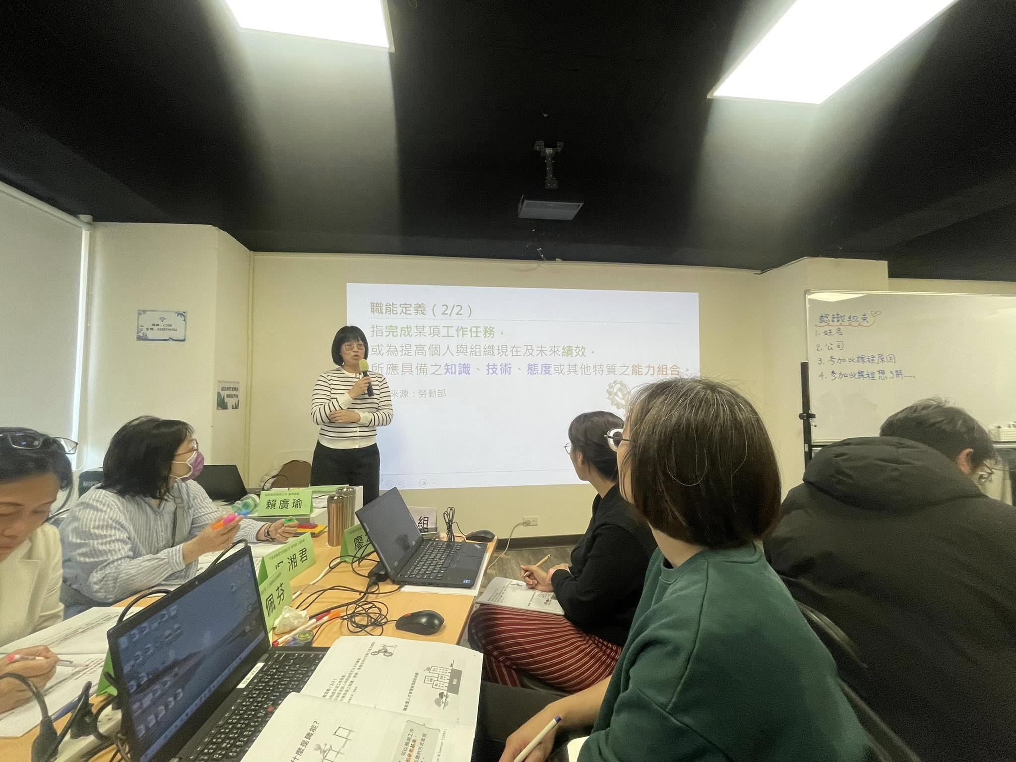 AI 淨零人才戰略講座主講近景